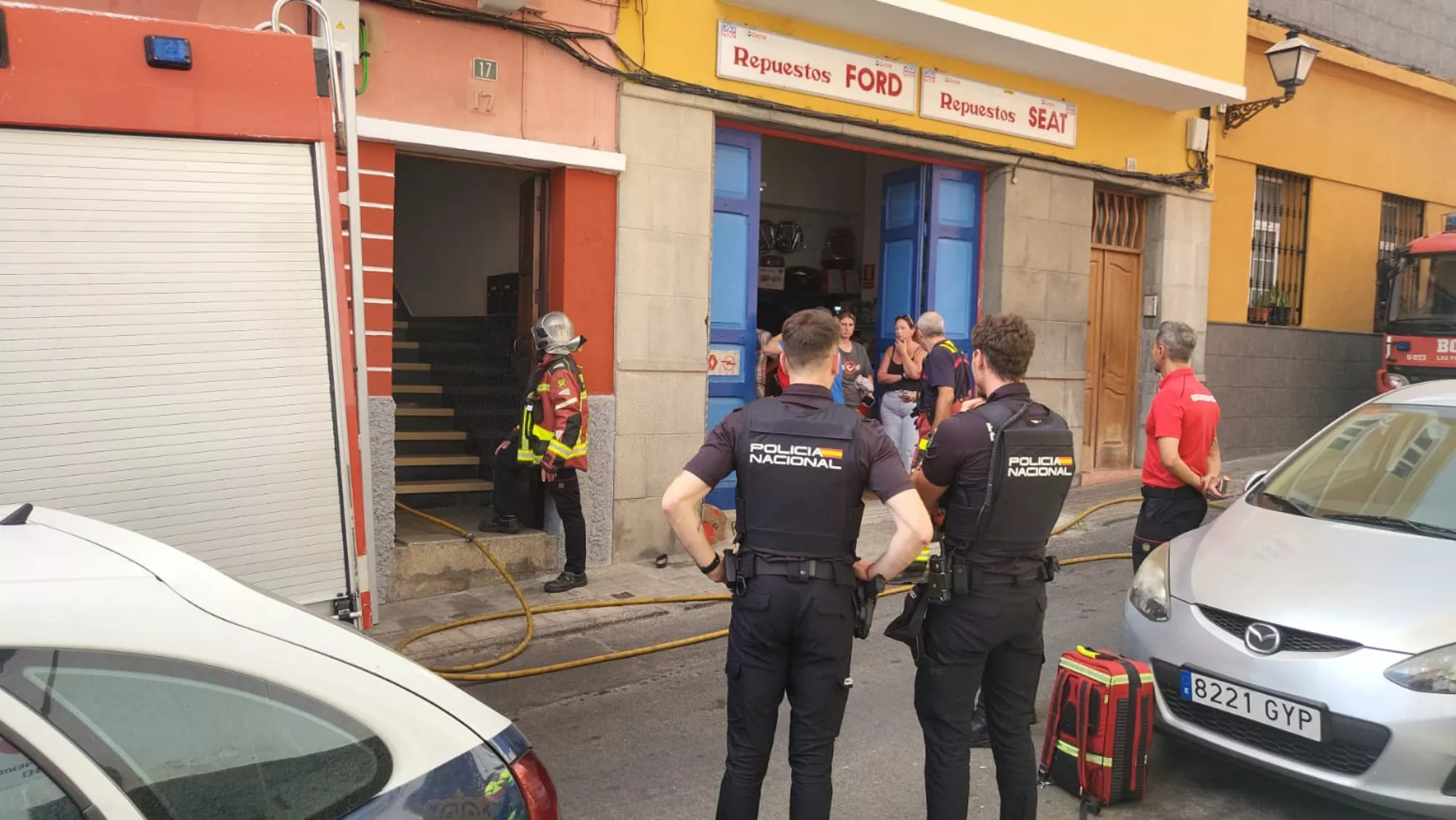 Efectivos de la Policía y bomberos en el incendio de la vivienda / ATLÁNTICO HOY - G. DÍAZ MEDINA