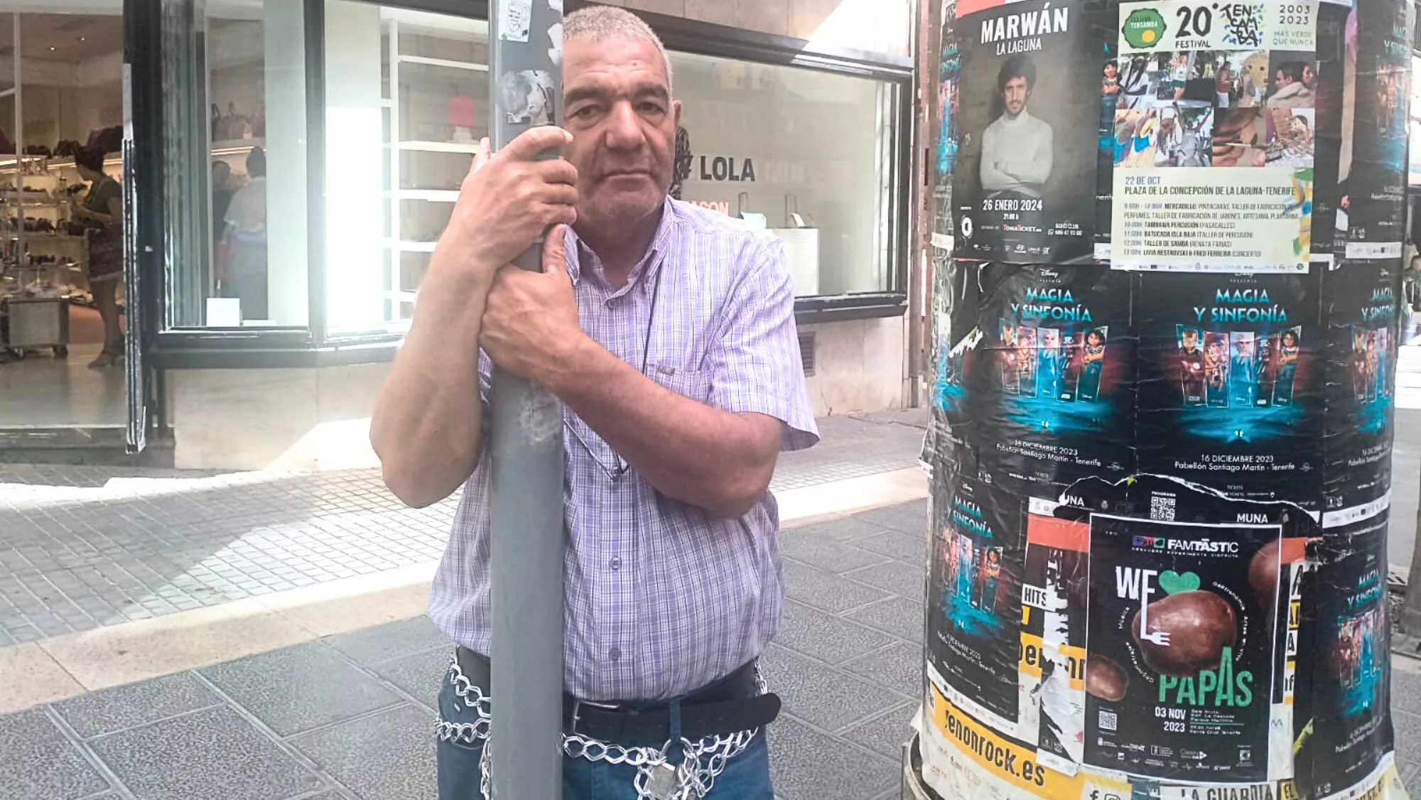 José Reyes, presidente de Consorcio de Regantes del Norte de Gran Canaria, encadenado en un poste en Santa Cruz de Tenerife.  ATLÁNTICO HOY