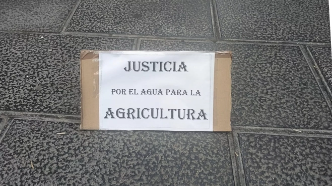 José Reyes, presidente de Consorcio de Regantes del Norte de Gran Canaria, encadenado en un poste en Santa Cruz de Tenerife.ATLÁNTICO HOY (1)
