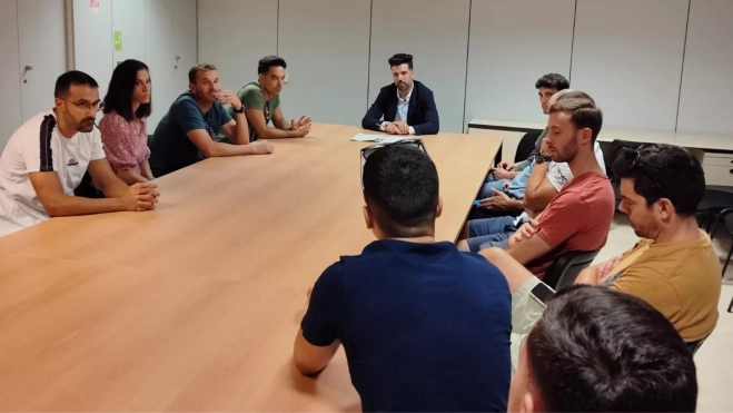 David Suárez, portavoz de CC en Las Palmas de Gran Canaria, reunido con aspirantes a bomberos / COALICIÓN CANARIA