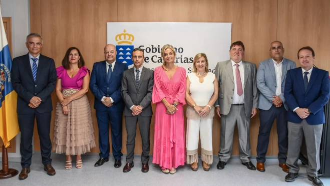 En la imagen, altos cargos del SCS como Carlos Gustavo Díaz (en el centro junto a la consejera Esther Monzón) / CONSEJERÍA DE SANIDAD