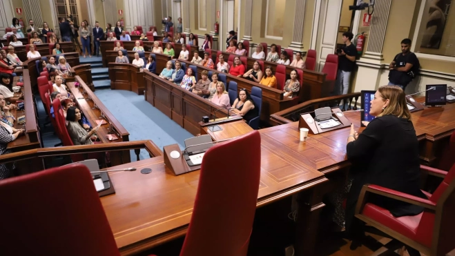 El Parlamento de Canarias recibe a mujeres rurales de las Islas. / CEDIDA