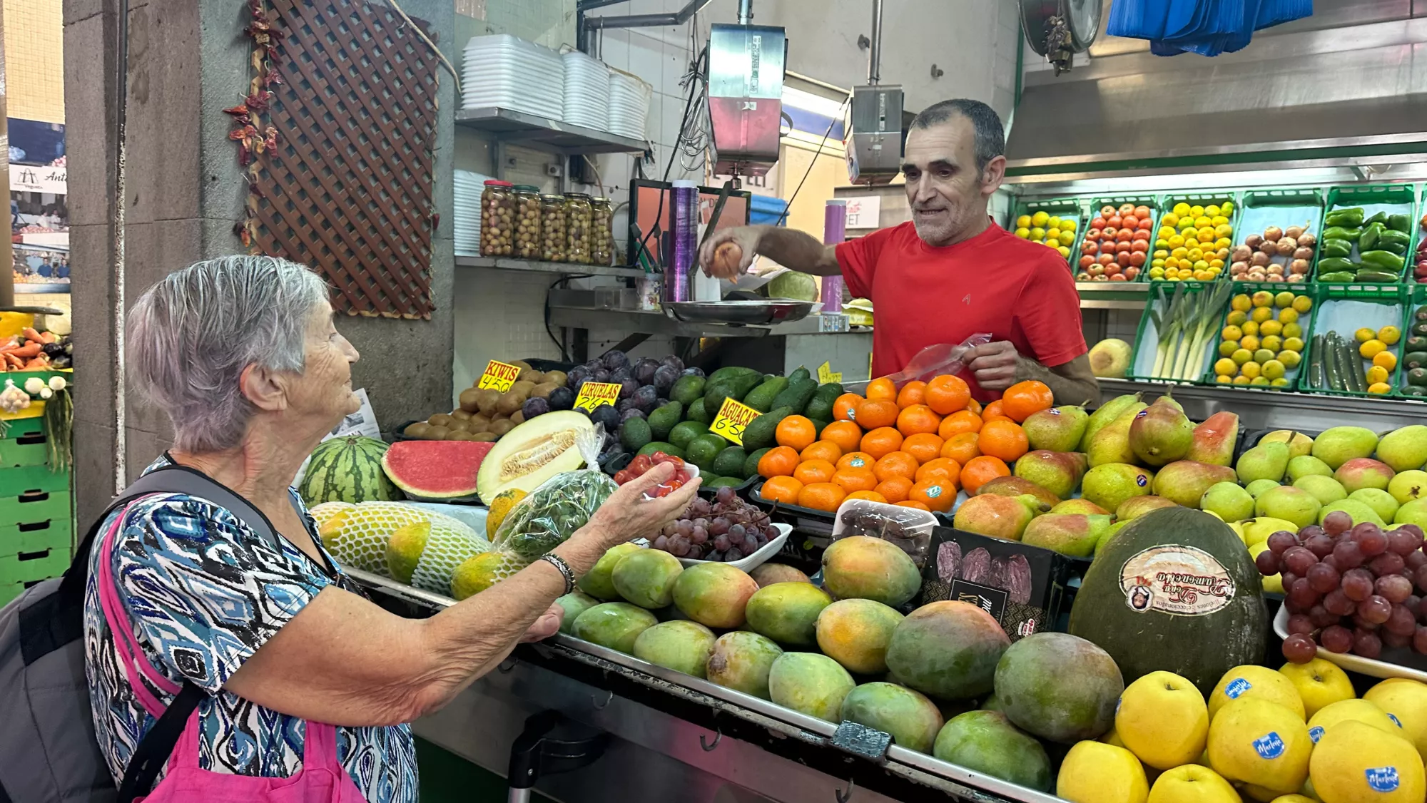 Un comerciante atiende a una clienta / ATLÁNTICO HOY - MARCOS MORENO