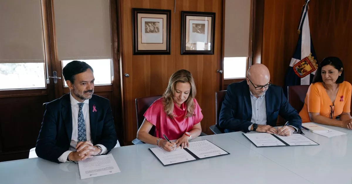 El vicdepresidente del Cabildo de Tenerife y consejero de Turismo, Lope Afonso, la presidenta insular, Rosa Dávila, y el gerente de Ashotel, Juan Pablo González, en la firma del acuerdo / CEDIDA