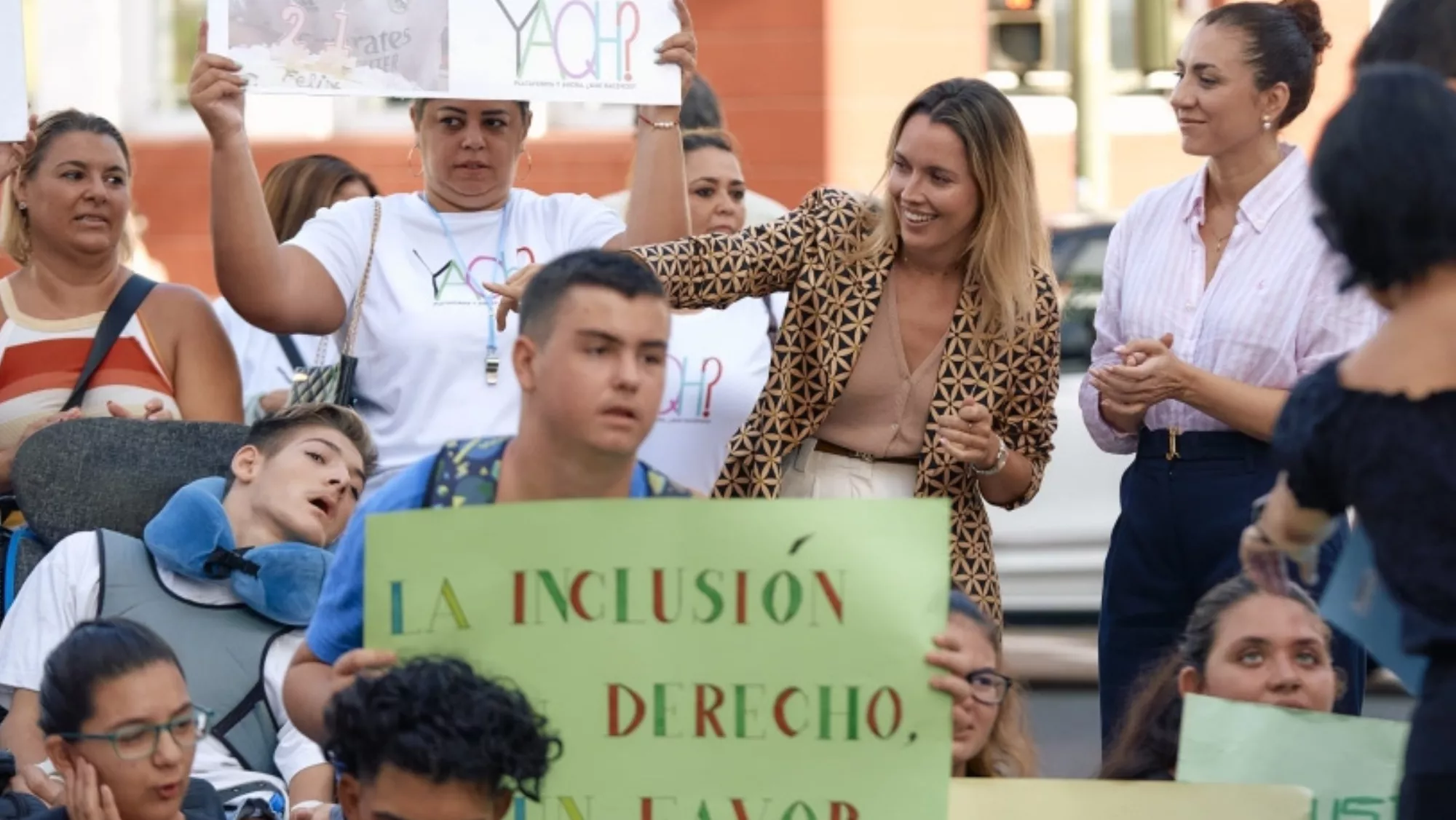 María Fernández y Vidina Cabrera, de Coalición Canaria, acompañaron a las familias del colectivo 'Y ahora qué hacemos'. / AH