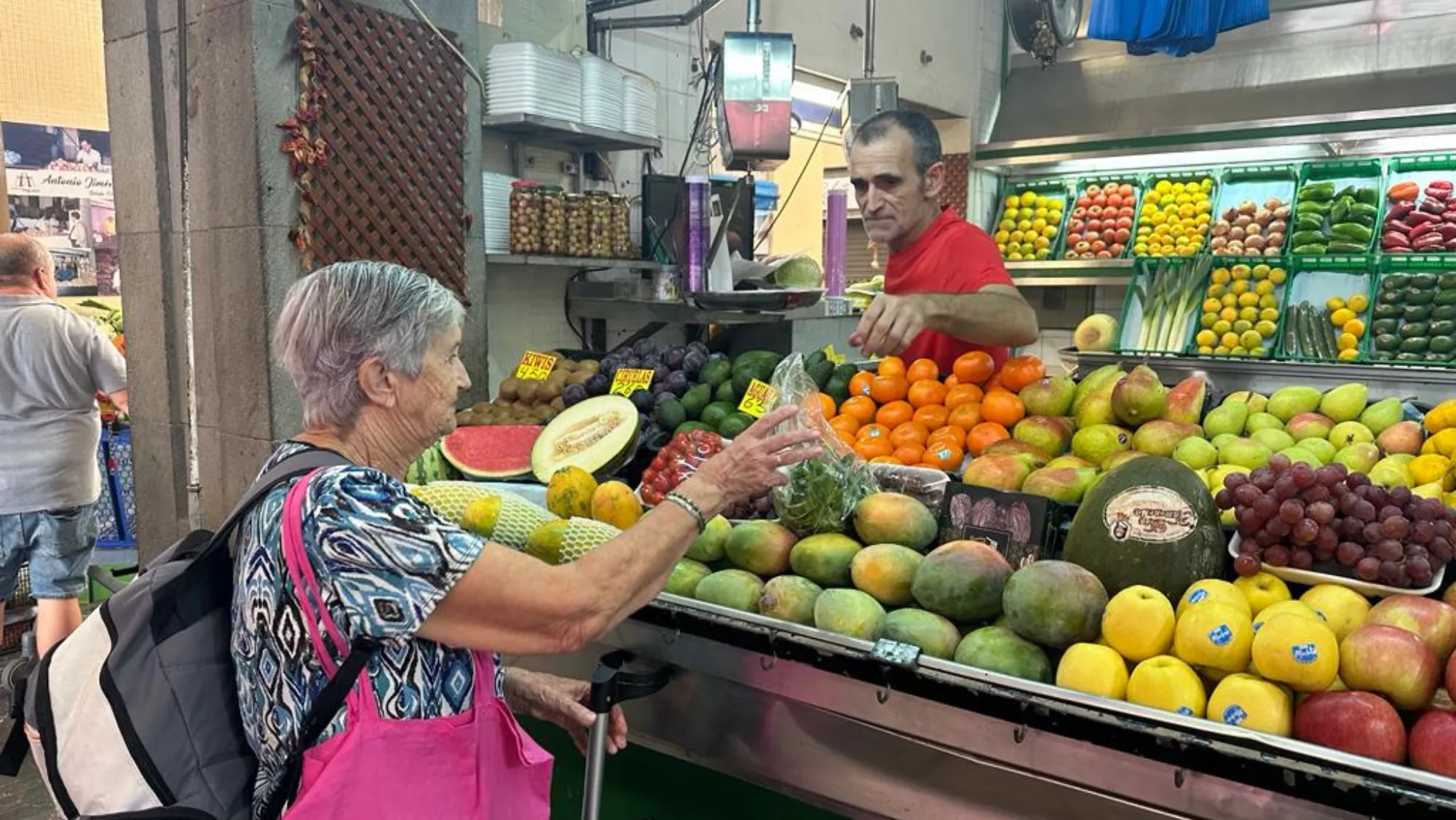 Una compradora y un vendedor en el mercado / ATLÁNTICO HOY - MARCOS MORENO Una compradora y un vendedor en el mercado / ATLÁNTICO HOY - MARCOS MORENO
