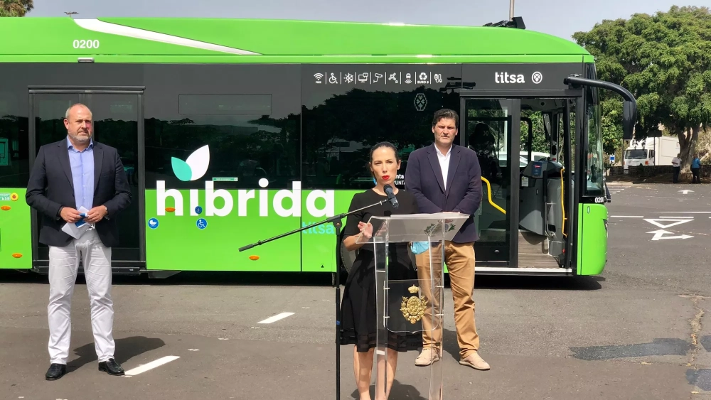 Patricia Hernández presenta las cuatro guaguas híbridas en 2020, en un acto con José Ángel Martín (derecha) y Enrique Arriaga, expresidente de TITSA (izquierda)./ ARCHIVO