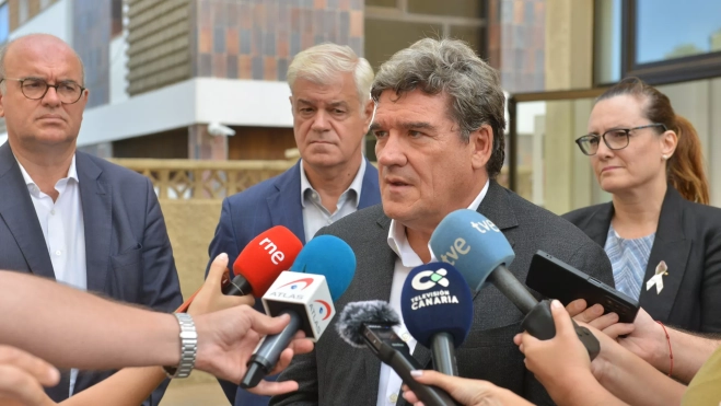 El ministro de Migraciones durante su vista a El Hierro / EFE - GELMERT FINOL