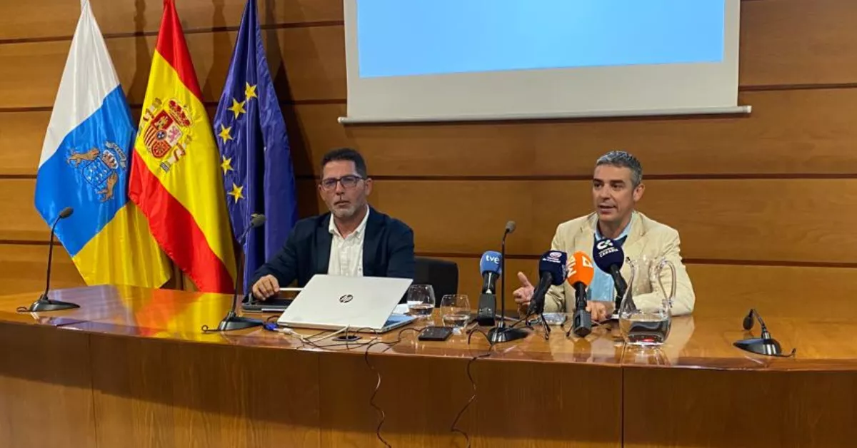 El director general de Ganadería, Andrés Díaz Matoso (i) junto al consejero Narvay Quintero (d), en las ayudas a los insumos. / ATLÁNTICO HOY