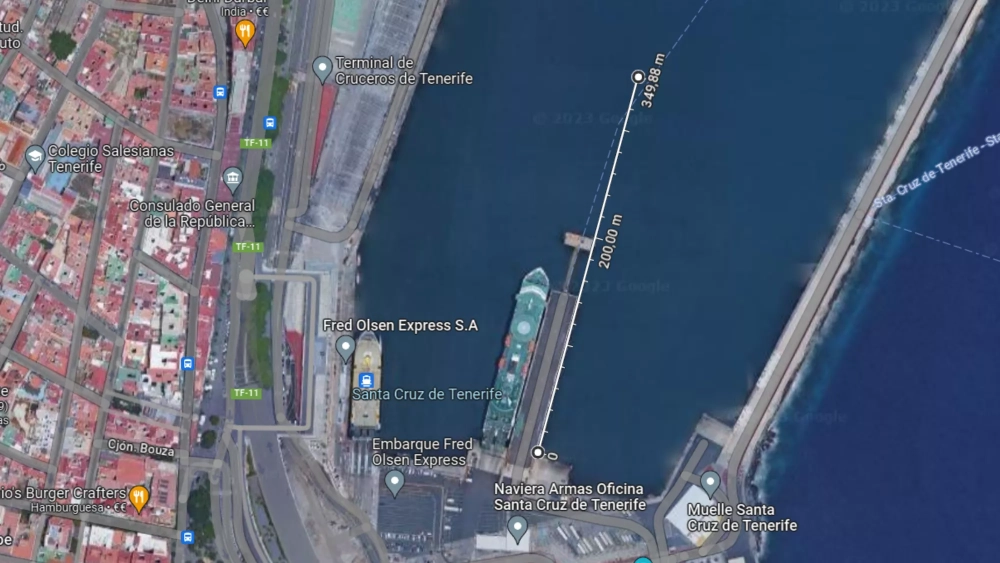 Imagen satelital del pantalán del puerto de Santa Cruz donde atracan los buques de Naviera Armas. Superpuesta, una medición de 350 metros desde tierra firme para imaginar a qué altura comienzan los barcos a bajar la rampa./ GOOGLE MAPS