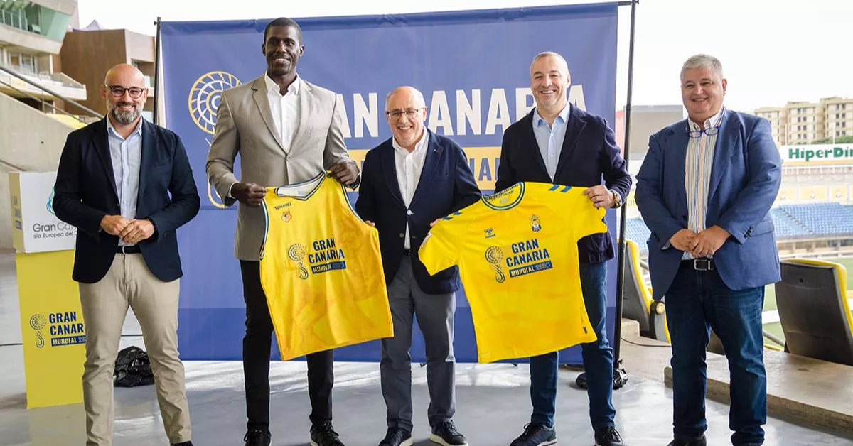 El consejero, Aridany Romero, los presidentes del Granca, Sitapha Savané, del Cabildo de Gran Canaria, Antonio Morales, el de la UD Las Palmas, Miguel Ángel Ramírez, y el de la Federación Interinsular de Fútbol de Las Palmas, José Juan Arencibia / CB GRAN CANARIA