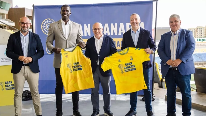 El consejero, Aridany Romero, los presidentes del Granca, Sitapha Savané, del Cabildo de Gran Canaria, Antonio Morales, el de la UD Las Palmas, Miguel Ángel Ramírez, y el de la Federación Interinsular de Fútbol de Las Palmas, José Juan Arencibia / CB GRAN CANARIA El consejero, Aridany Romero, los presidentes del Granca, Sitapha Savané, del Cabildo de Gran Canaria, Antonio Morales, el de la UD Las Palmas, Miguel Ángel Ramírez, y el de la Federación Interinsular de Fútbol de Las Palmas, José Juan Arencibia / CB GRAN CANARIA