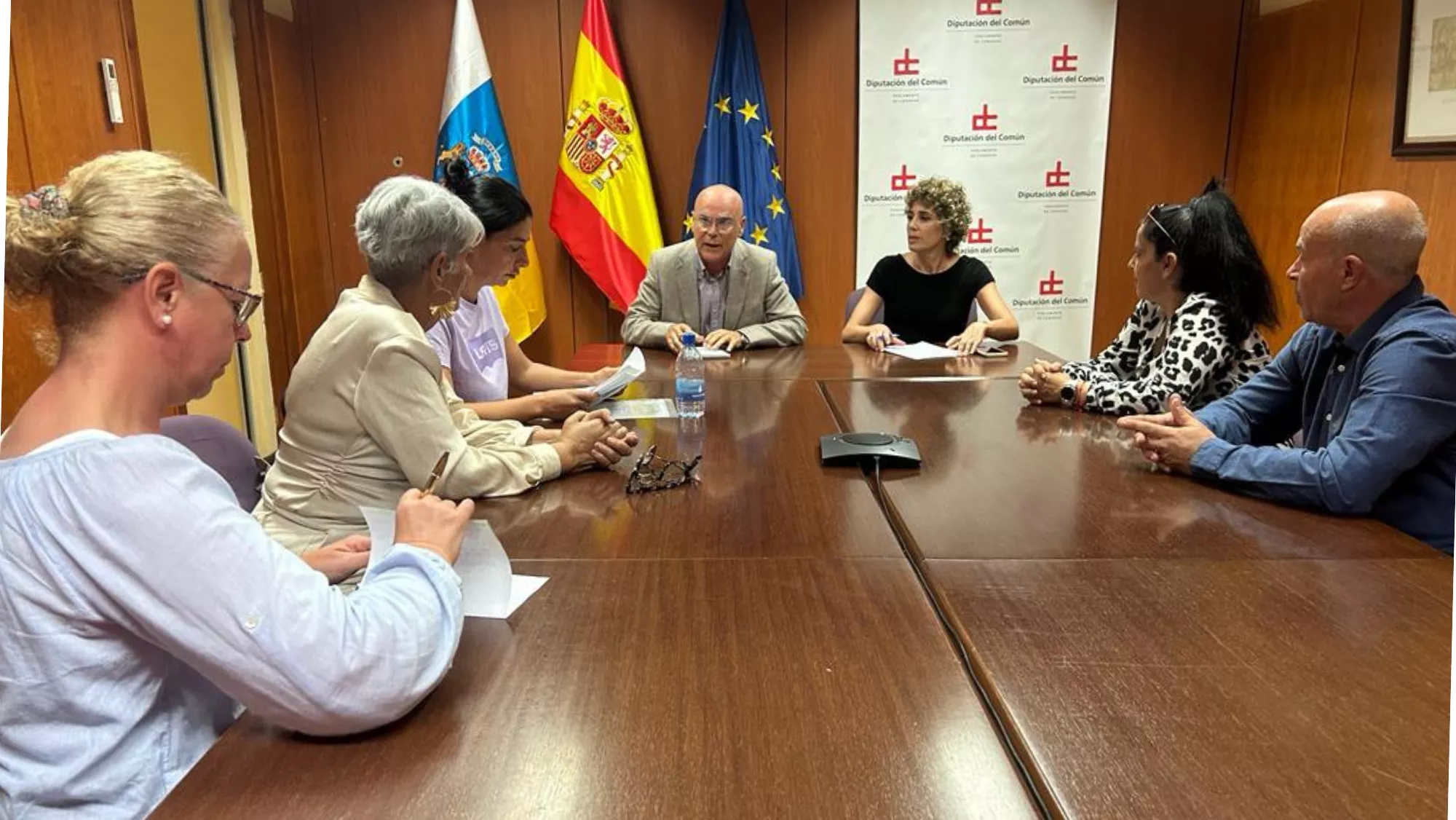 Reunión de las familias con Rafael Yanes, diputado del común de Canarias / AH