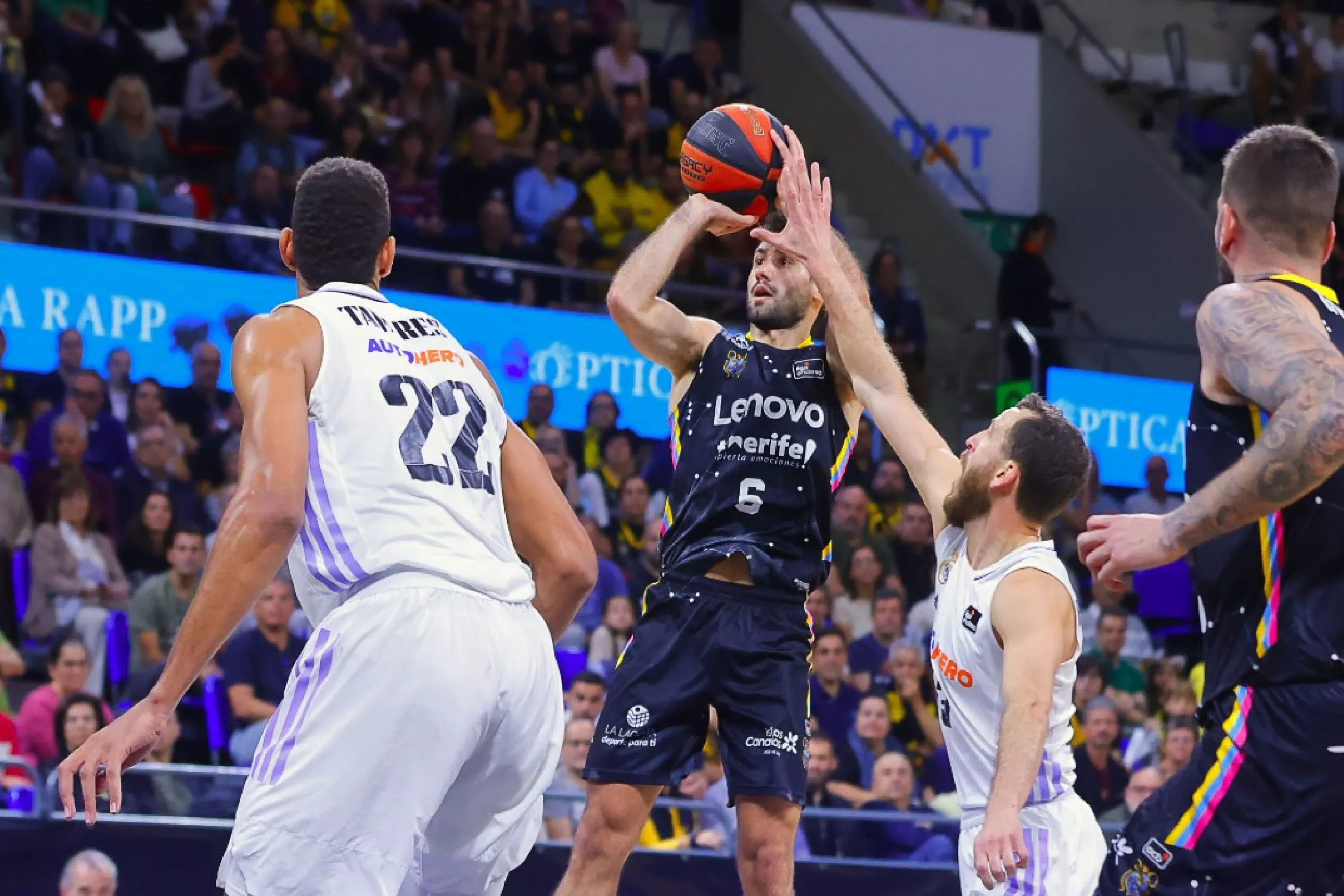 Bruno Fitipaldo se alza ante Sergio Rodríguez y Tavares Madrid en la última visita blanca al Santiago Martín, que se saldó con victoria visitante por  67-80./ CB CANARIAS.