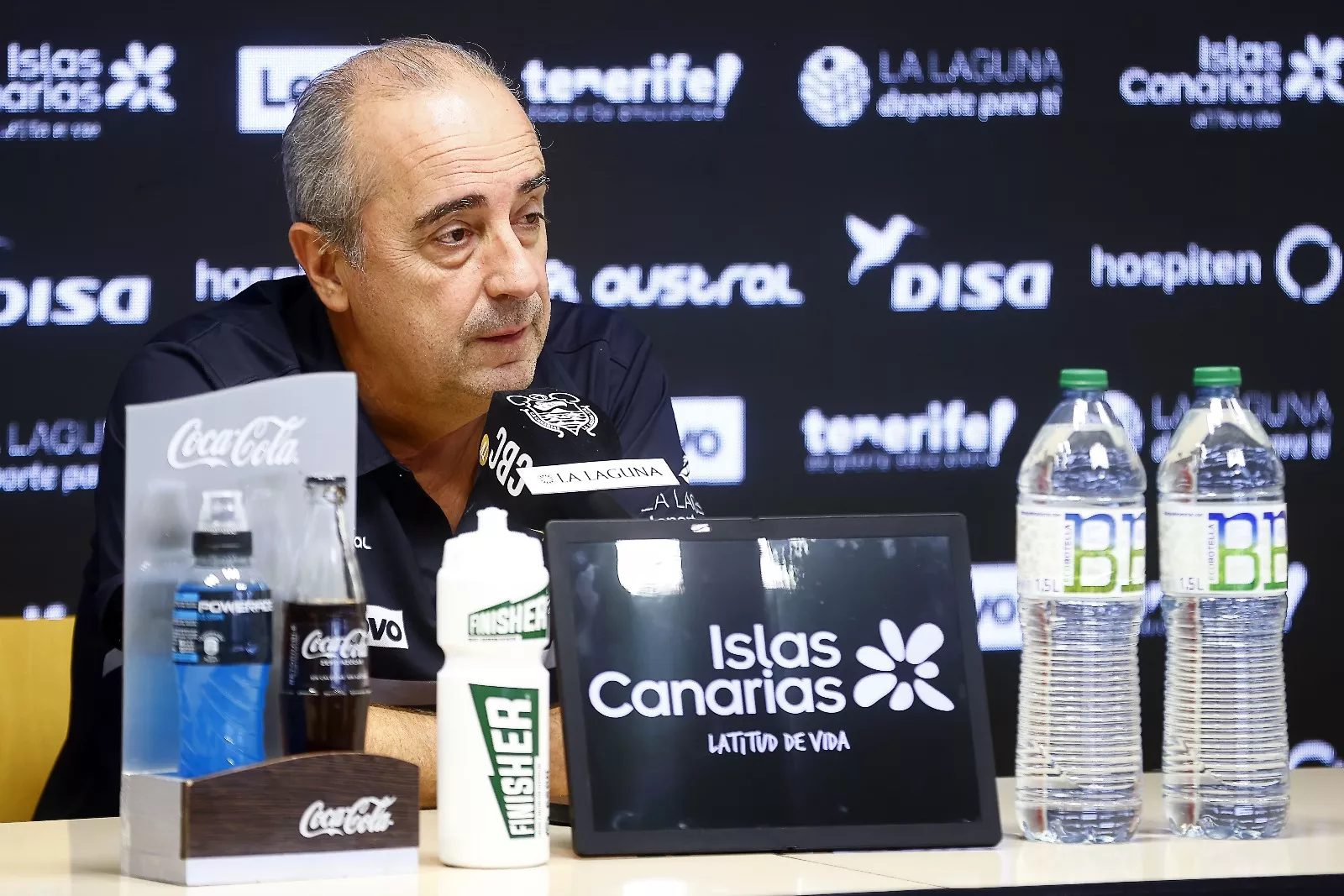 Txus Vidorreta consideró que la remontada de Obradoiro en el Santiago Martín fue una merecida victoria pese a que el Canarias estuvo lastrado por las faltas./ CBC.