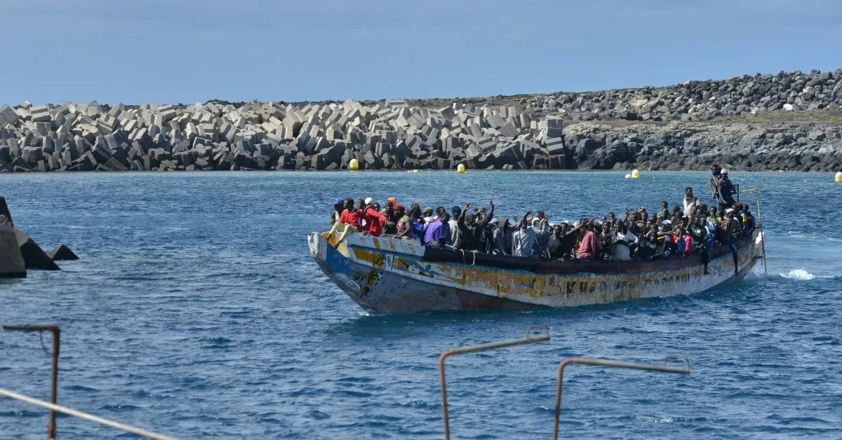 Uno de los cayucos arribados a El Hierro este sábado / EFE / GELMERT FINOL