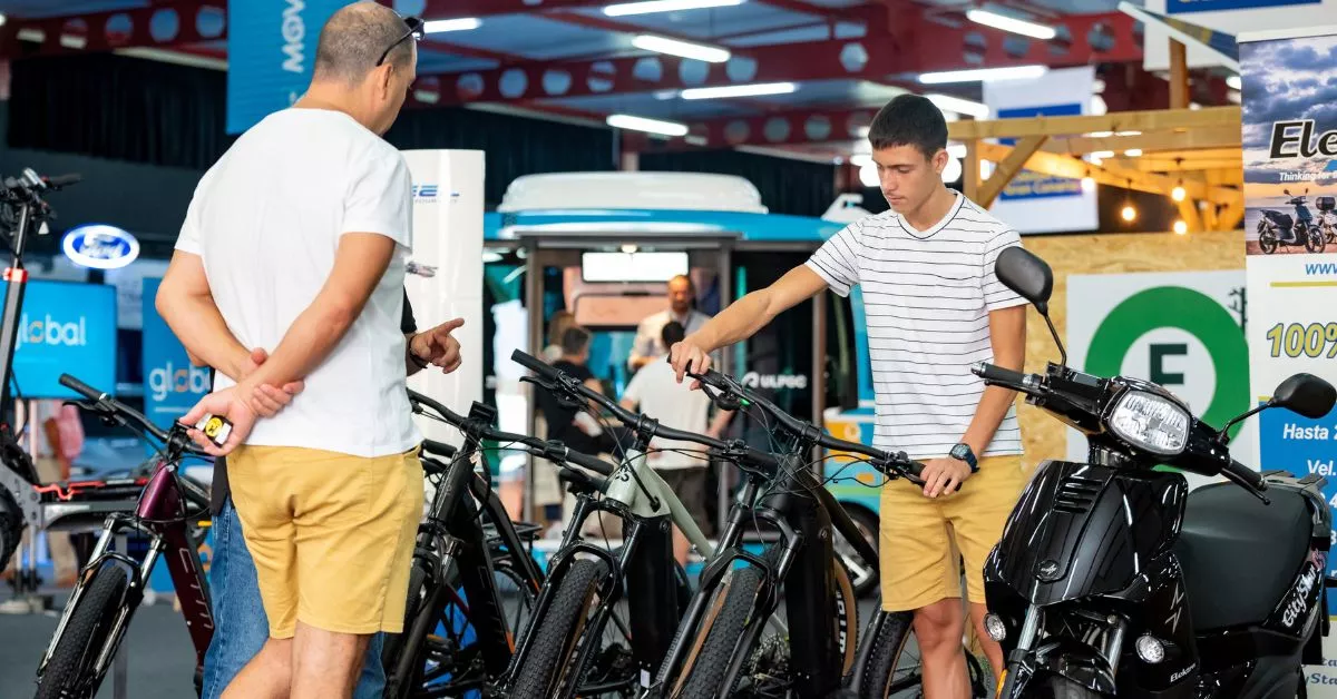 Dos personas miran bicicletas eléctricas en Movelec / CEDIDA