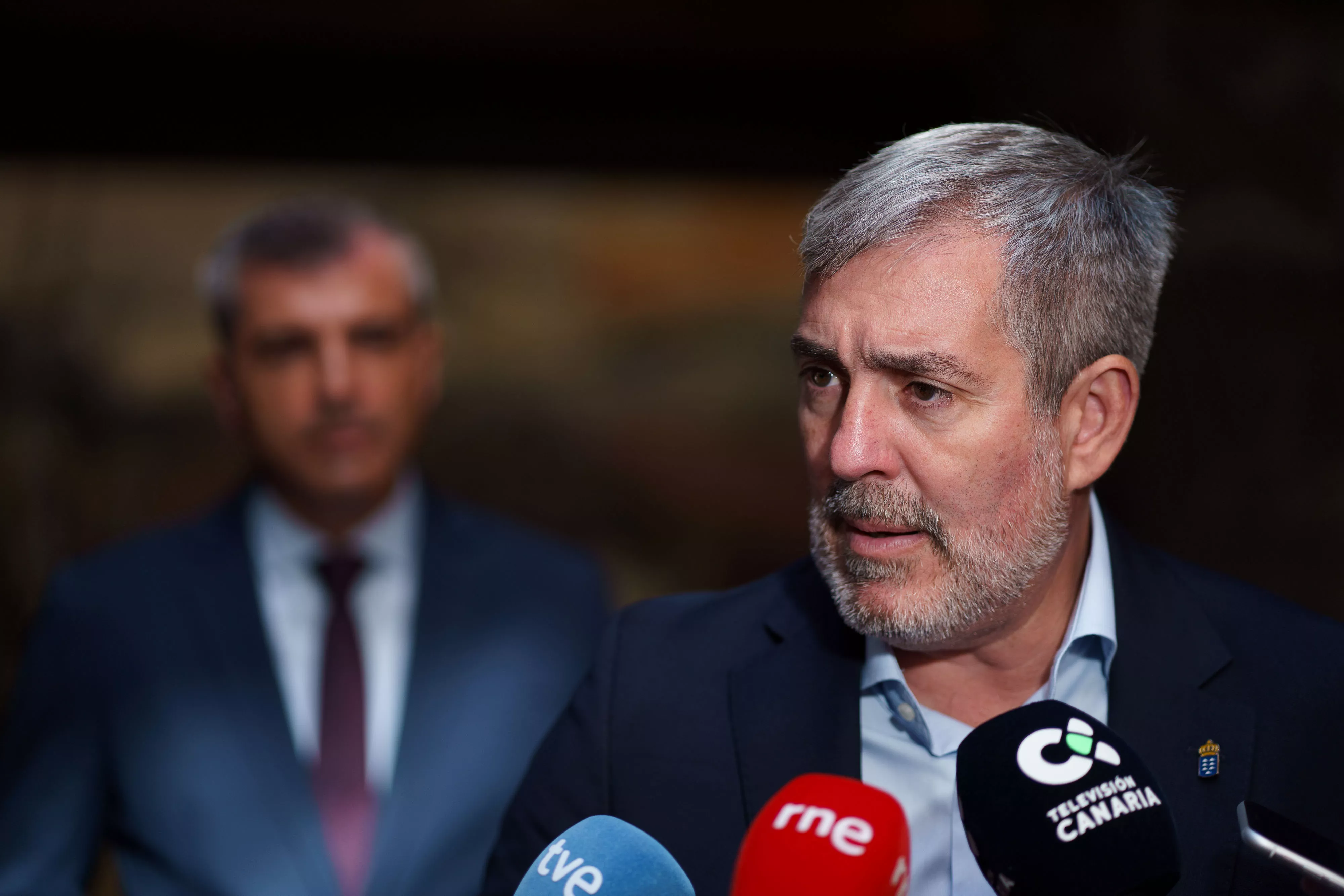Fernando Clavijo, con Manuel Domínguez en segundo término, ofrece los primeros detalles sobre el Proyecto de Presupuestos para 2024 del Gobierno de Canarias en rueda de prensa Fernando Clavijo, con Manuel Domínguez en segundo término, ofrece los primeros detalles sobre el Proyecto de Presupuestos para 2024 del Gobierno de Canarias en rueda de prensa