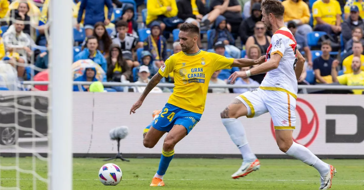 El defensa francés del Rayo Vallecano Florian Lejeune presiona a Pejiño, centrocampista de La Unión Deportiva Las Palmas / EFE / QUIQUE CURBELO 