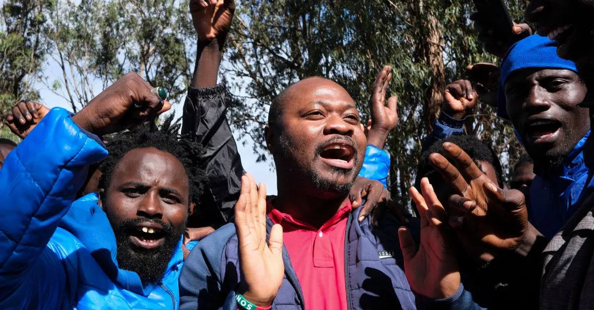 l diputado senegalés de la oposición, Guy Marius Sagna, durante su visita al centro de acogida para migrantes de Las Raíces en Tenerif. EFE/ ALBERTO VALDÉS