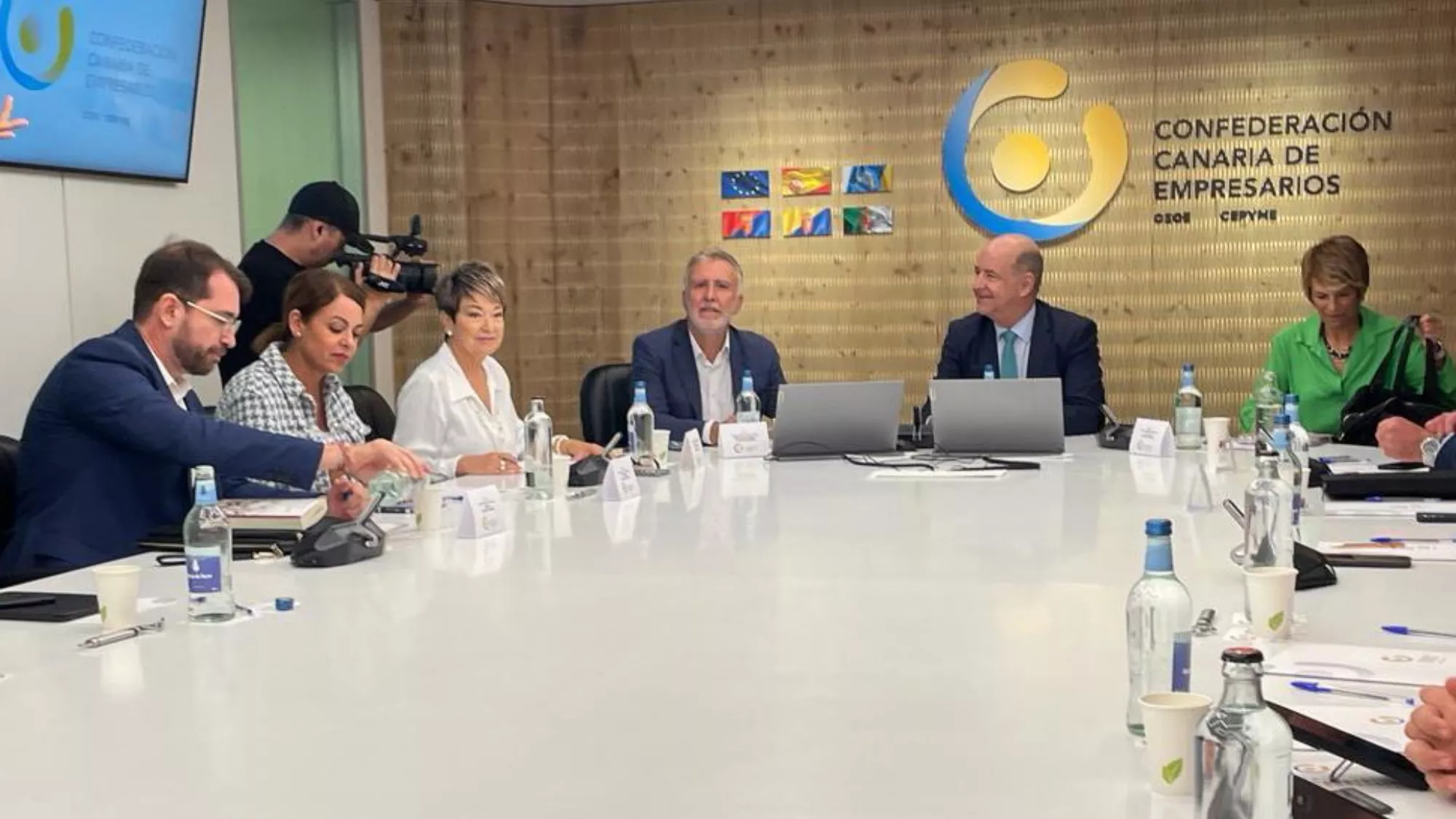 Reunión entre Pedro Ortega, presidente de la Confederación Canaria de Empresarios y Ángel Víctor Torres, presidente del grupo parlamentario socialista / PSOE