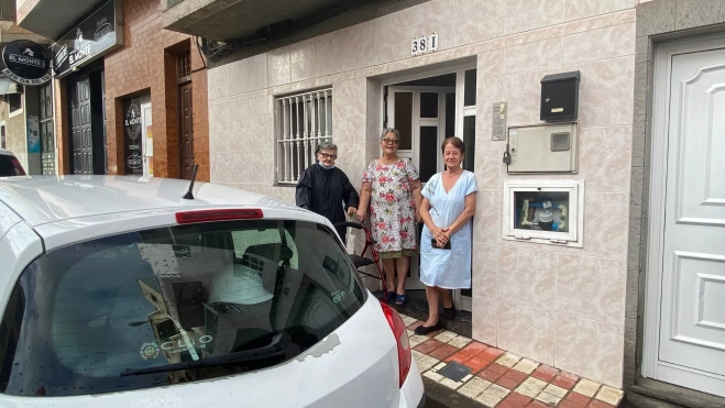 Cecilia, Rufina y Juana, vecinas de Almatriche Bajo afectadas por la falta de aceras / ATLÁNTICO HOY- ARIADNA MARTÍNEZ