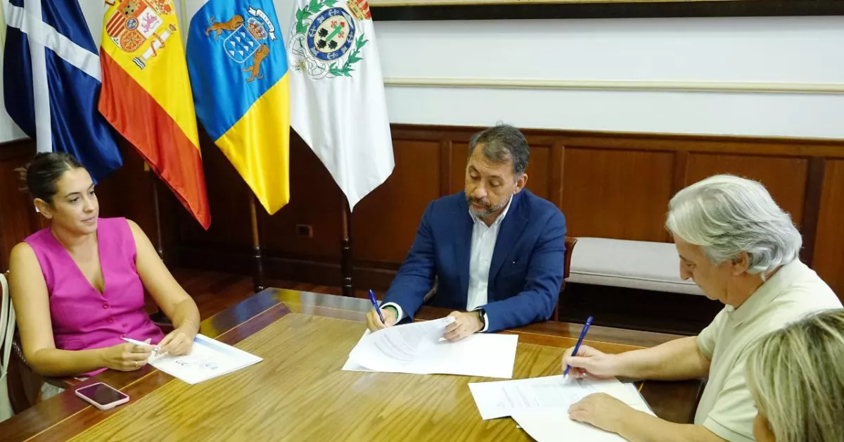 Bermúdez firma la adhesión a la Red Española de Ciudades Saludables./ CEDIDA