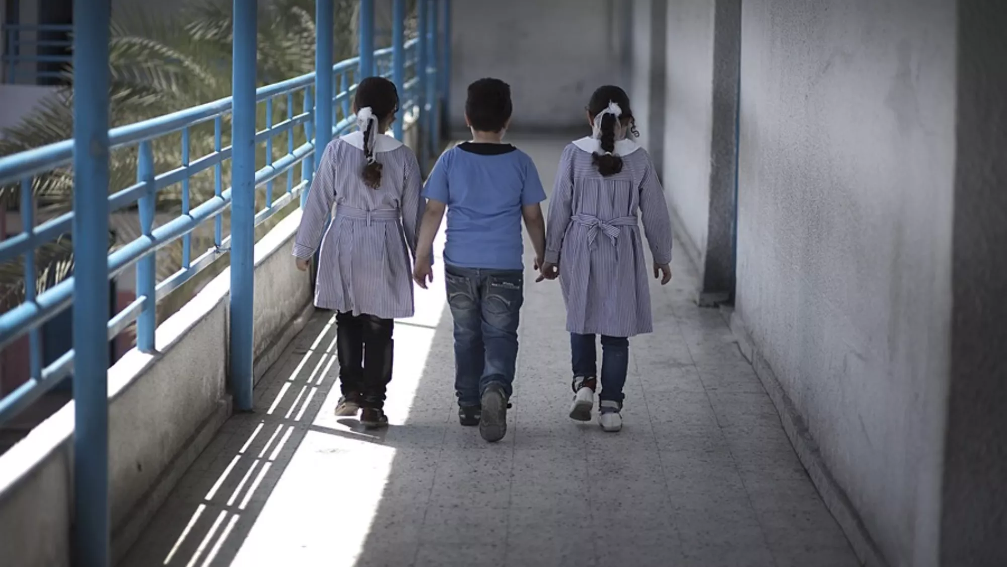 Unos niños caminan por el pasillo de su colegio en una imagen de archivo / EFE CANARIAS