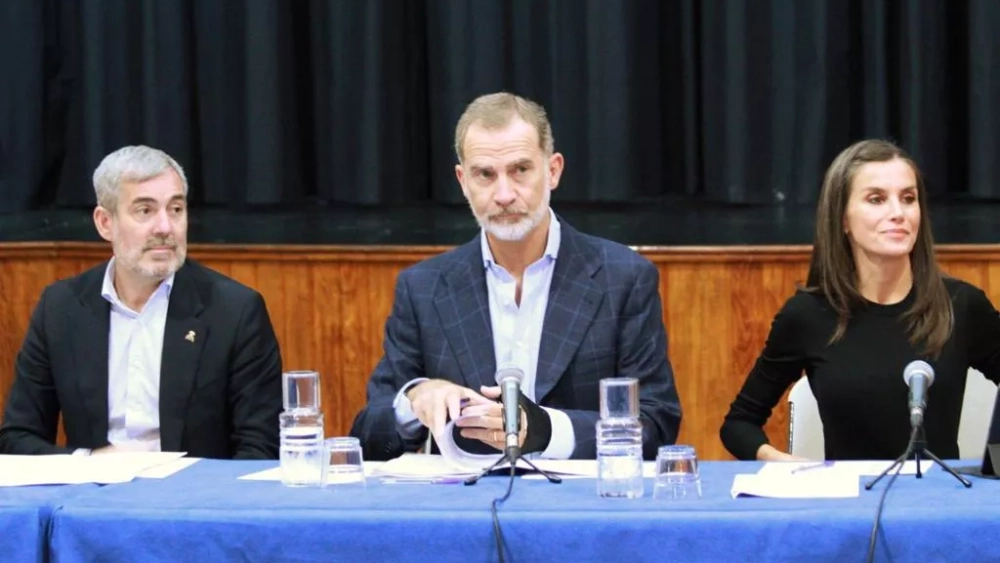 El presidente de Canarias, Fernando Clavijo (i), junto al rey Felipe VI (c) y la reina Letizia (d)., en una reunión con los afectados por el incendio en Arafo / ÁLVARO OLIVER (AH)