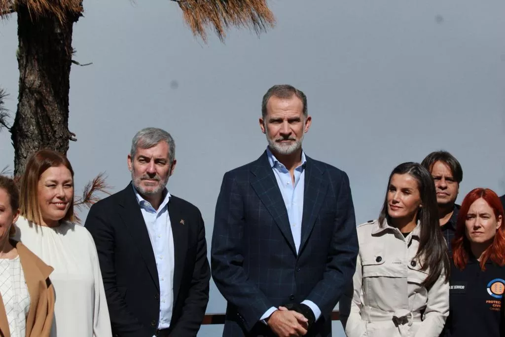 En la imagen, de izquierda a derecha, Astrid Pérez, Fernando Clavijo, los Reyes de España, Montse Román y Gustavo Pérez. / ÁLVARO OLIVER (AH)