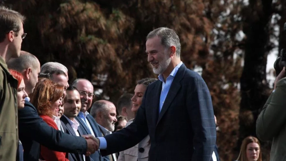 Los reyes de España durante su visita a la zona afectada por el incendio, saludando a los alcaldes de los municipios que alcanzó el incendio. / ÁLVARO OLIVER (AH)