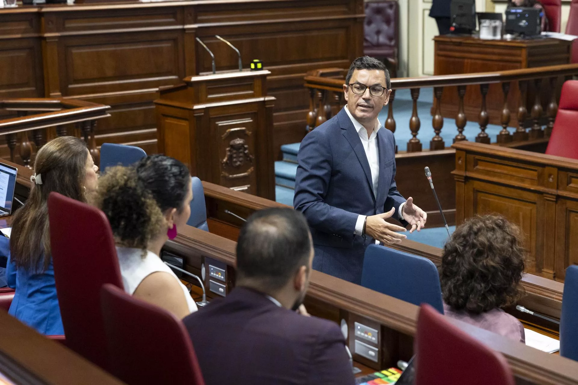 El consejero de Obras Públicas, Vivienda y Movilidad del Gobierno de Canarias, Pablo Rodríguez, durante su intervención en el pleno del Parlamento de Canarias, celebrado este martes en Santa Cruz de Tenerife. / EFE - MIGUEL BARRETO