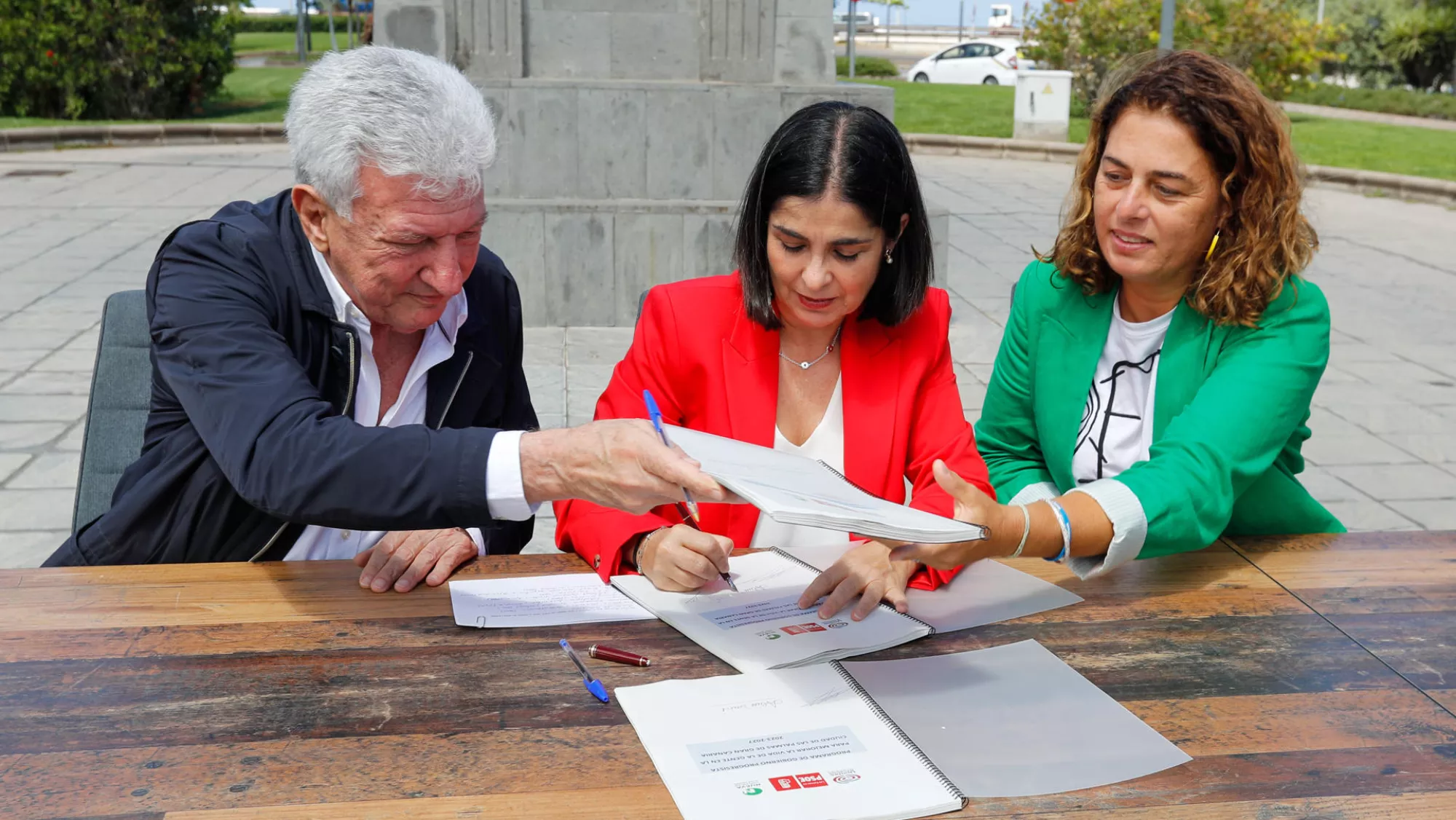 Pedro Quevedo, Carolina Darias y Gemma Martínez tras el pacto en el Ayuntamiento de Las Palmas de Gran Canaria / EFE