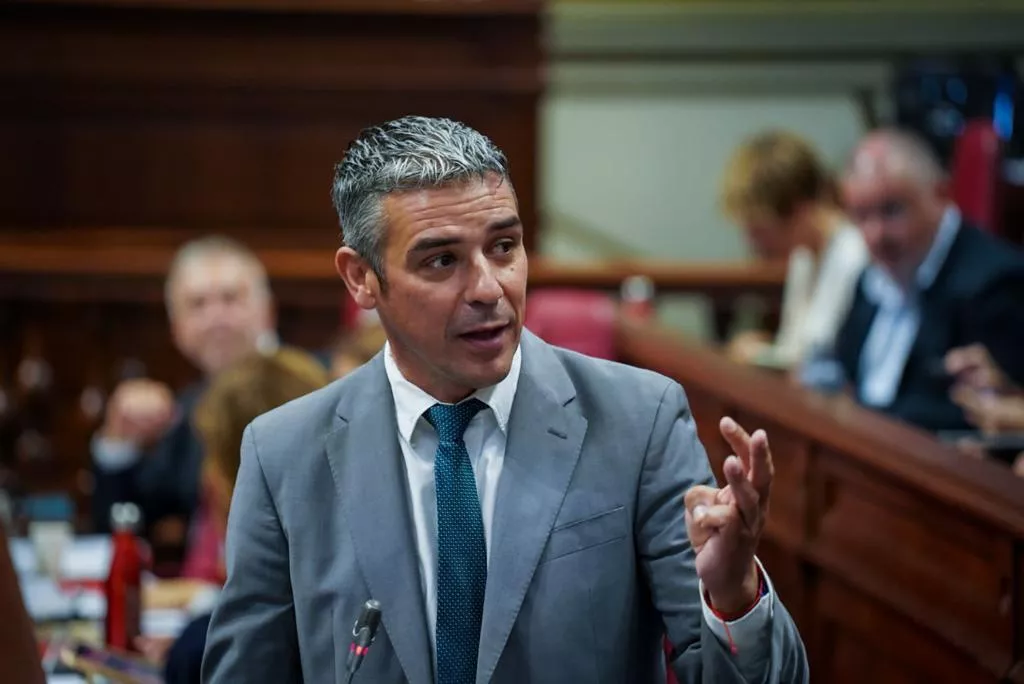 Narvay Quintero en el Parlamento de Canarias. / CONSEJERÍA DE AGRICULTURA, GANADERÍA, PESCA Y SOBERANÍA ALIMENTARIA