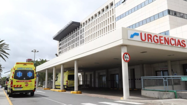 Varias ambulancias en la puerta de Urgencias del Hospital Universitario Insular de Gran Canaria / EFE