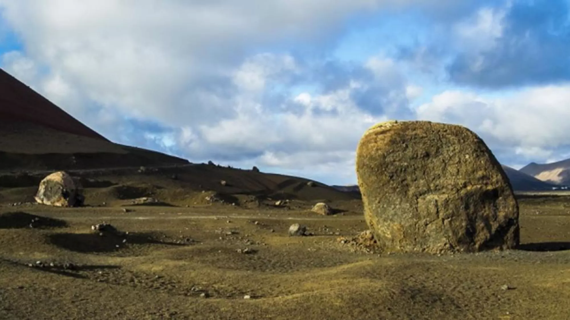 Imagen de una de las bombas volcánicas más grandes del mundo, en la isla de Lanzarote / GEOPARQUE LANZAROTE Y ARCHIPIÉLAGO CHINIJO