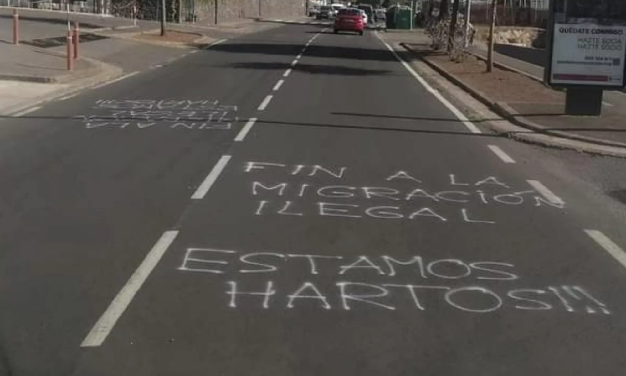 Pintadas racistas frente al centro de acogida de migrantes de Las Canteras, en Tenerife (Canarias). / RUBENS ASCANIO Pintadas racistas frente al centro de acogida de migrantes de Las Canteras, en Tenerife (Canarias). / RUBENS ASCANIO