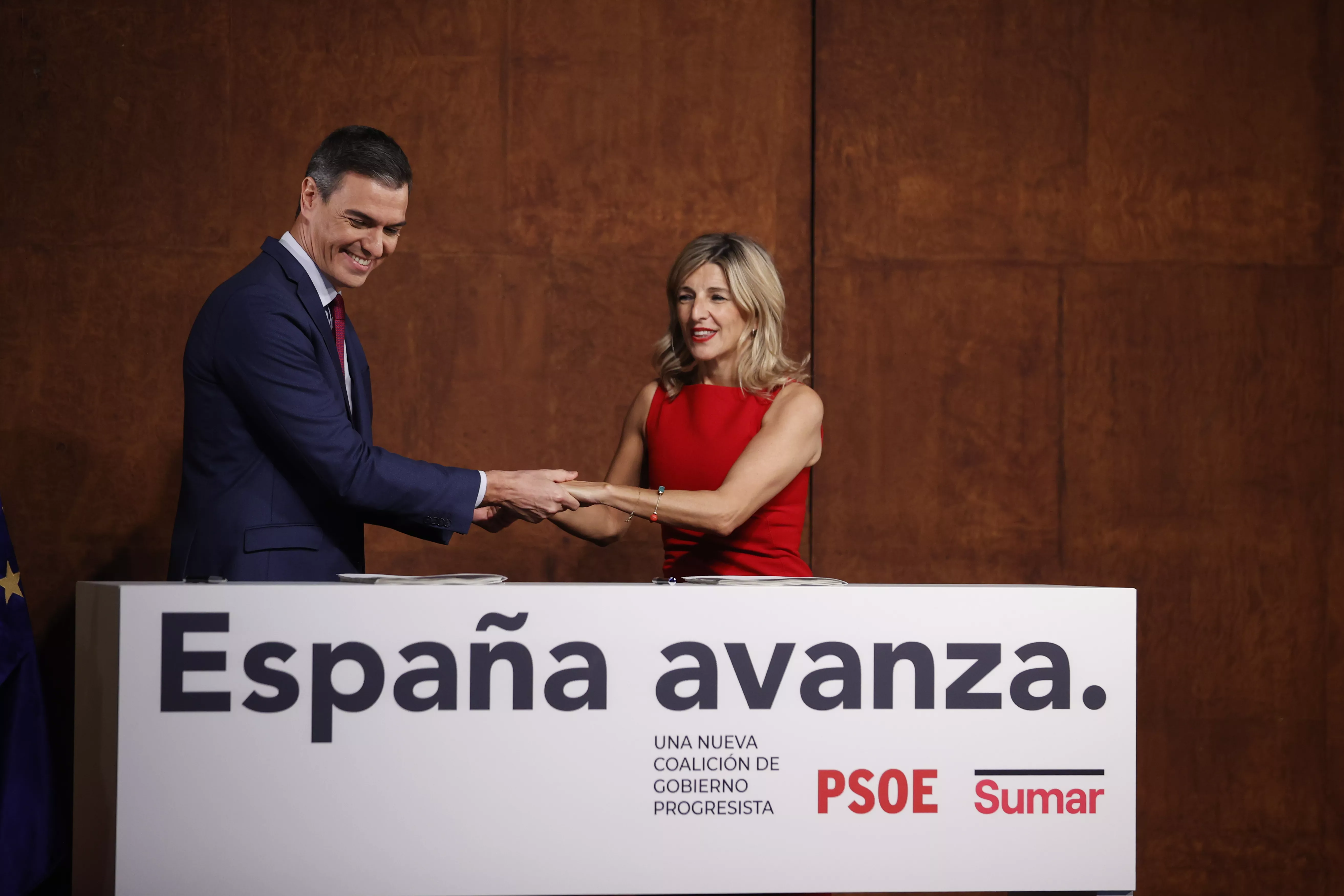 Pedro Sánchez y Yolanda Díaz presentan el acuerdo de Gobierno entre PSOE y Sumar. / EMILIO NARANJO-EFE
