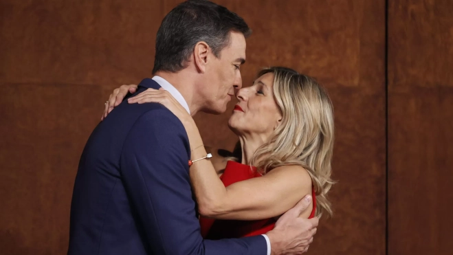 Beso entre Pedro Sánchez y Yolanda Díaz tras alcanzar un pacto de Gobierno. / EMILIO NARANJO-EFE