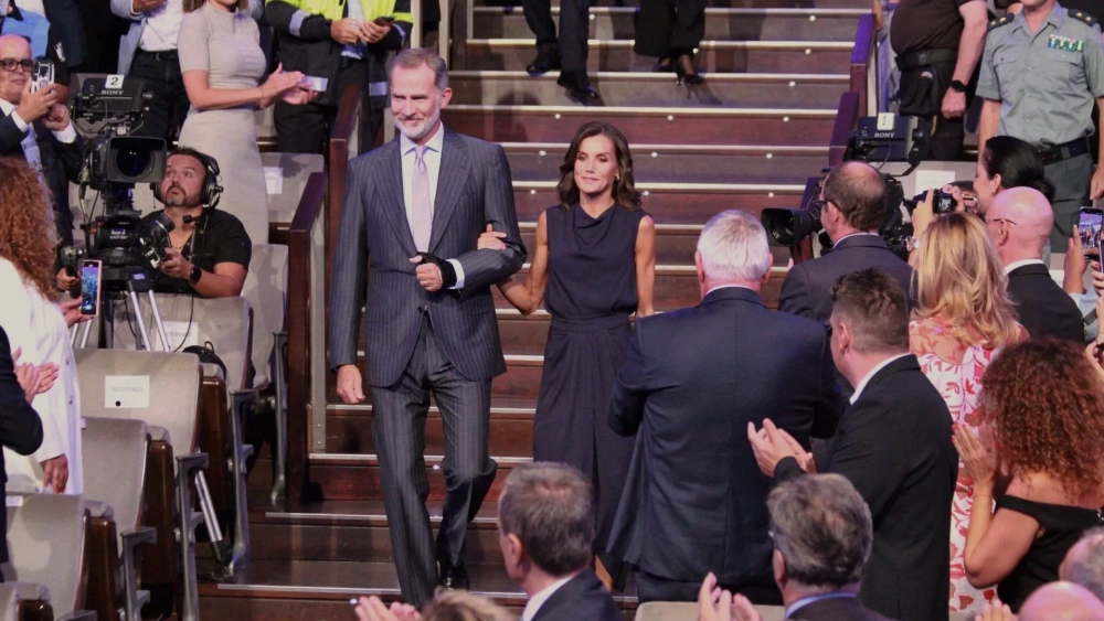 El rey Felipe y la reina Letizia descienden las escaleras del auditorio Adán Martín de Tenerife./ ÁLVARO OLIVER (AH) El rey Felipe y la reina Letizia descienden las escaleras del auditorio Adán Martín de Tenerife./ ÁLVARO OLIVER (AH)