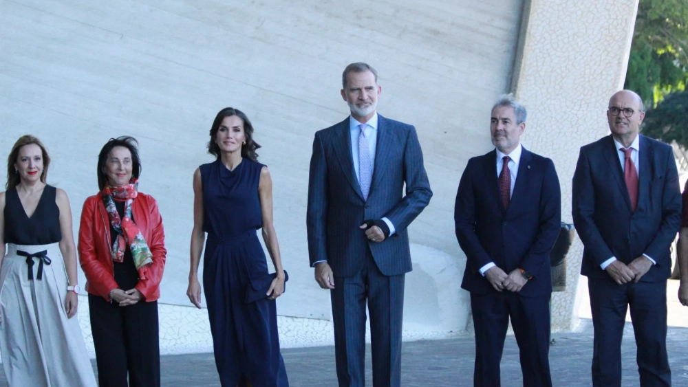 De izquierda a derecha, la presidenta de Tenerife, Rosa Dávila, la ministra de Defensa, Margarita Robles, la reina Letizia, el rey Felipe VI, el presidente de Canarias, Fernando Clavijo, y el delegado del Gobierno en las Islas, Anselmo Pestana./ ÁLVARO OLIVER (AH) De izquierda a derecha, la presidenta de Tenerife, Rosa Dávila, la ministra de Defensa, Margarita Robles, la reina Letizia, el rey Felipe VI, el presidente de Canarias, Fernando Clavijo, y el delegado del Gobierno en las Islas, Anselmo Pestana./ ÁLVARO OLIVER (AH)