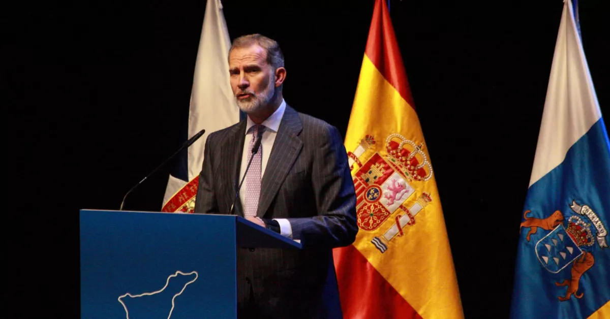 El rey de España, Felipe VI, en el auditorio Adán Martín de Tenerife durante el acto de homenaje a los héroes del incendio./ ÁLVARO OLIVER (AH)