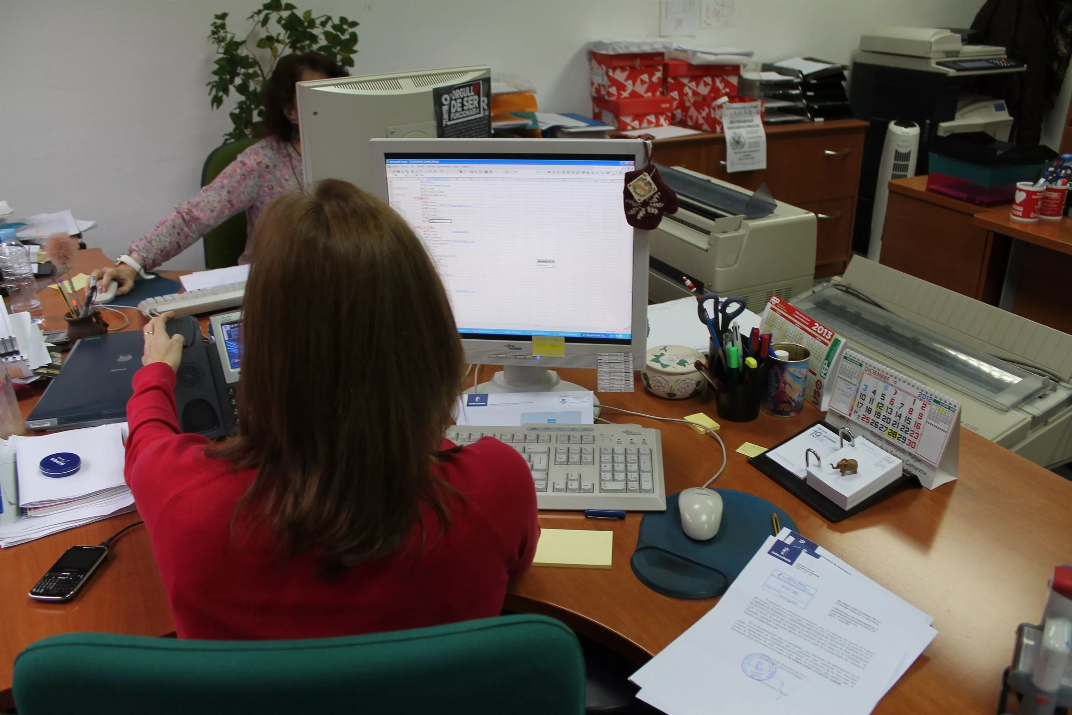 Una mujer frente a la pantalla de un ordenador en el trabajo. Los expertos recomiendan vigilar su impacto en la salud visual / EUROPA PRESS