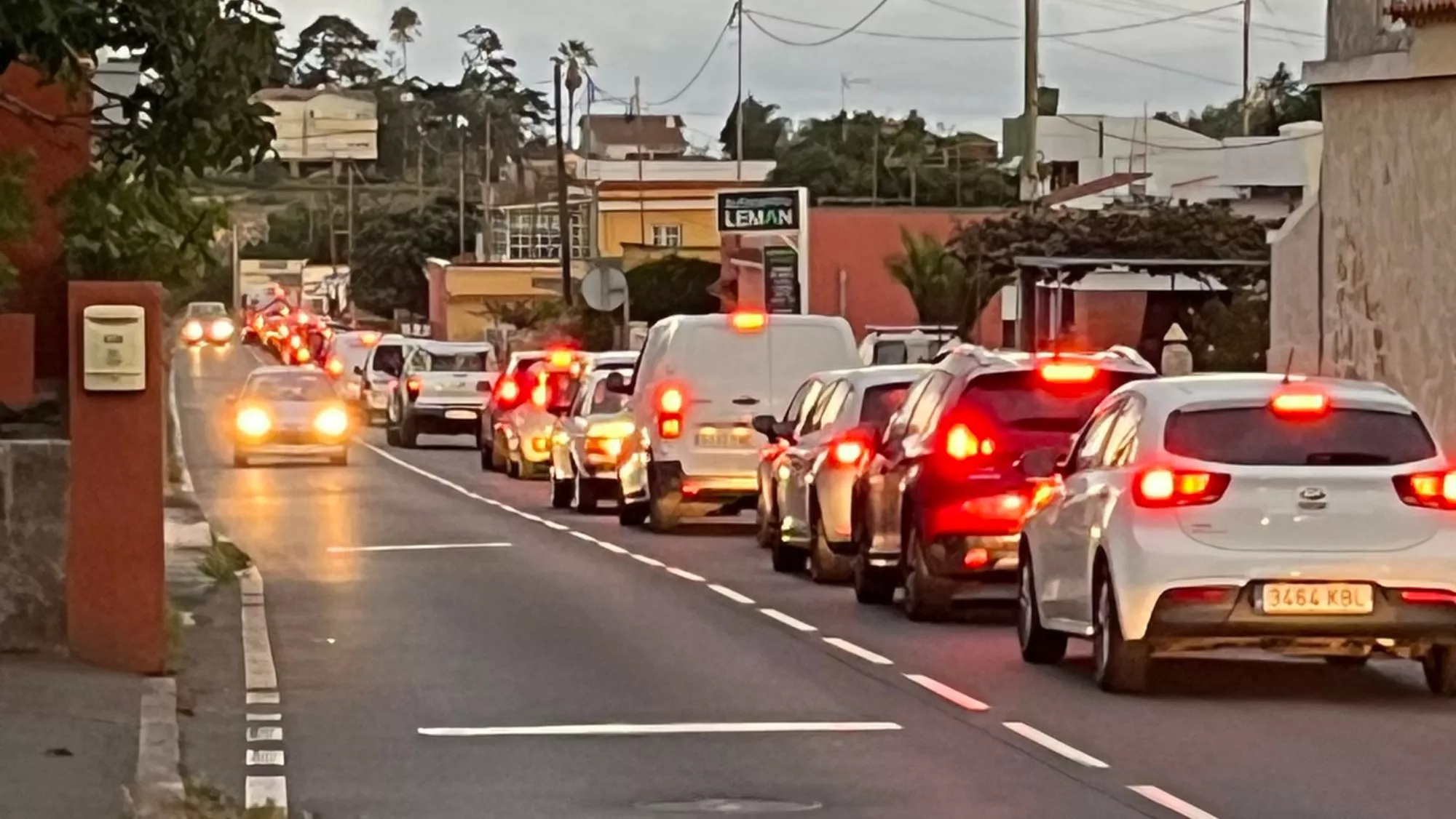 Atasco en una de las vías secundarias alternativas a la TF-5 tras el corte de tráfico en el acceso de Guamasa./ SANTIAGO LUCENA