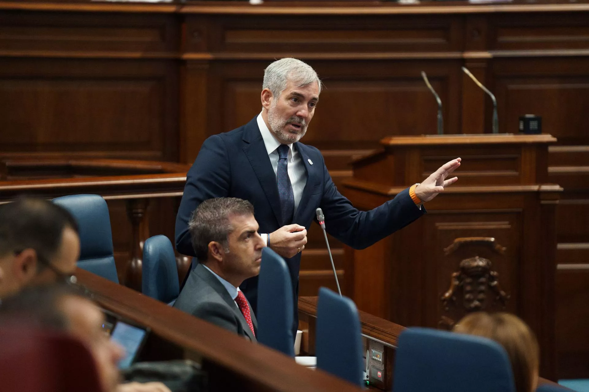 El presidente de Canarias, Fernando Clavijo, responde este miércoles a preguntas de los diputados en la sesión de control al Gobierno del pleno del Parlamento autonómico. EFE/Ramón de la Rocha