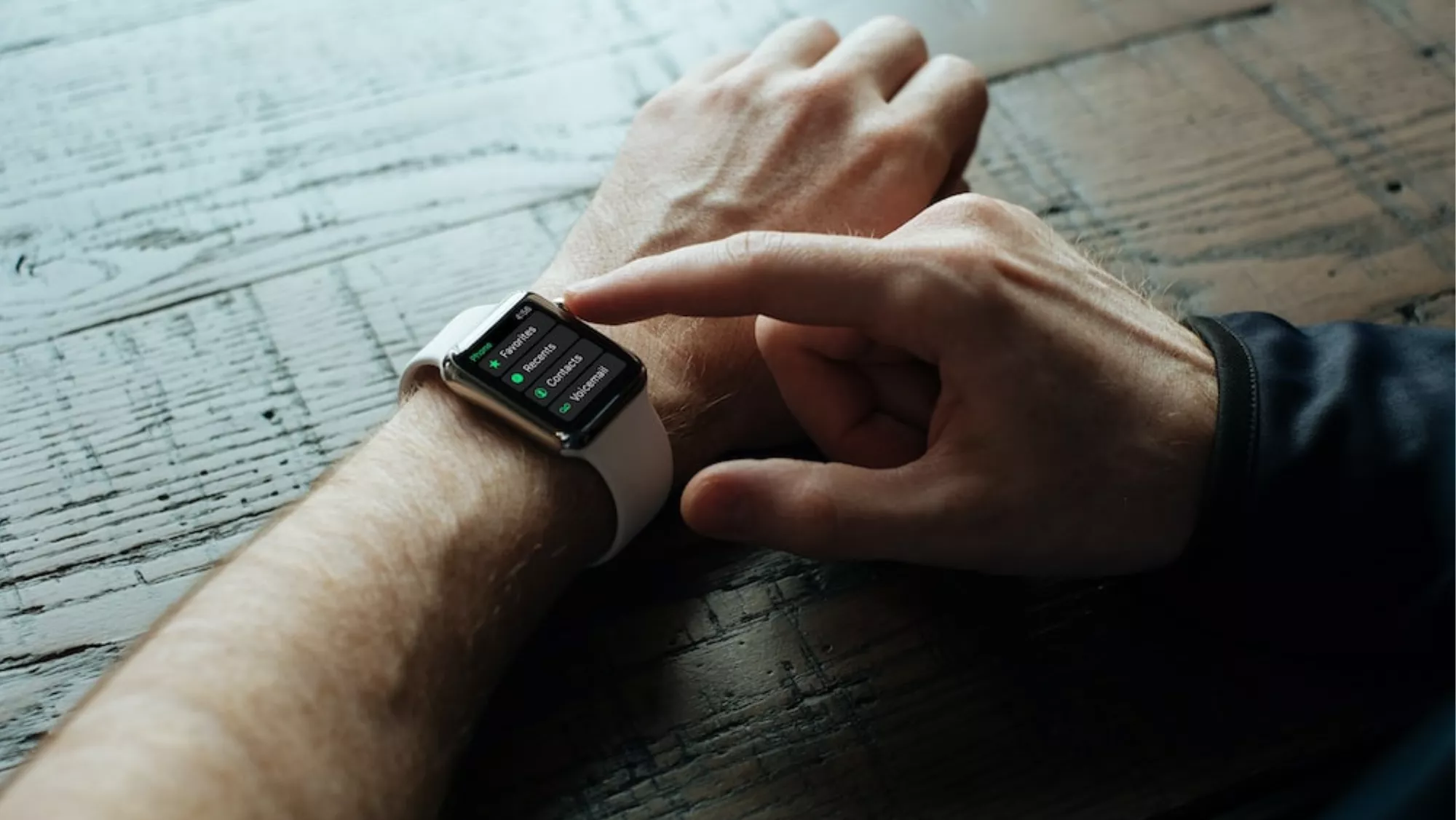 Imagen de una persona cambiando la hora de su reloj. / UNSPLASH