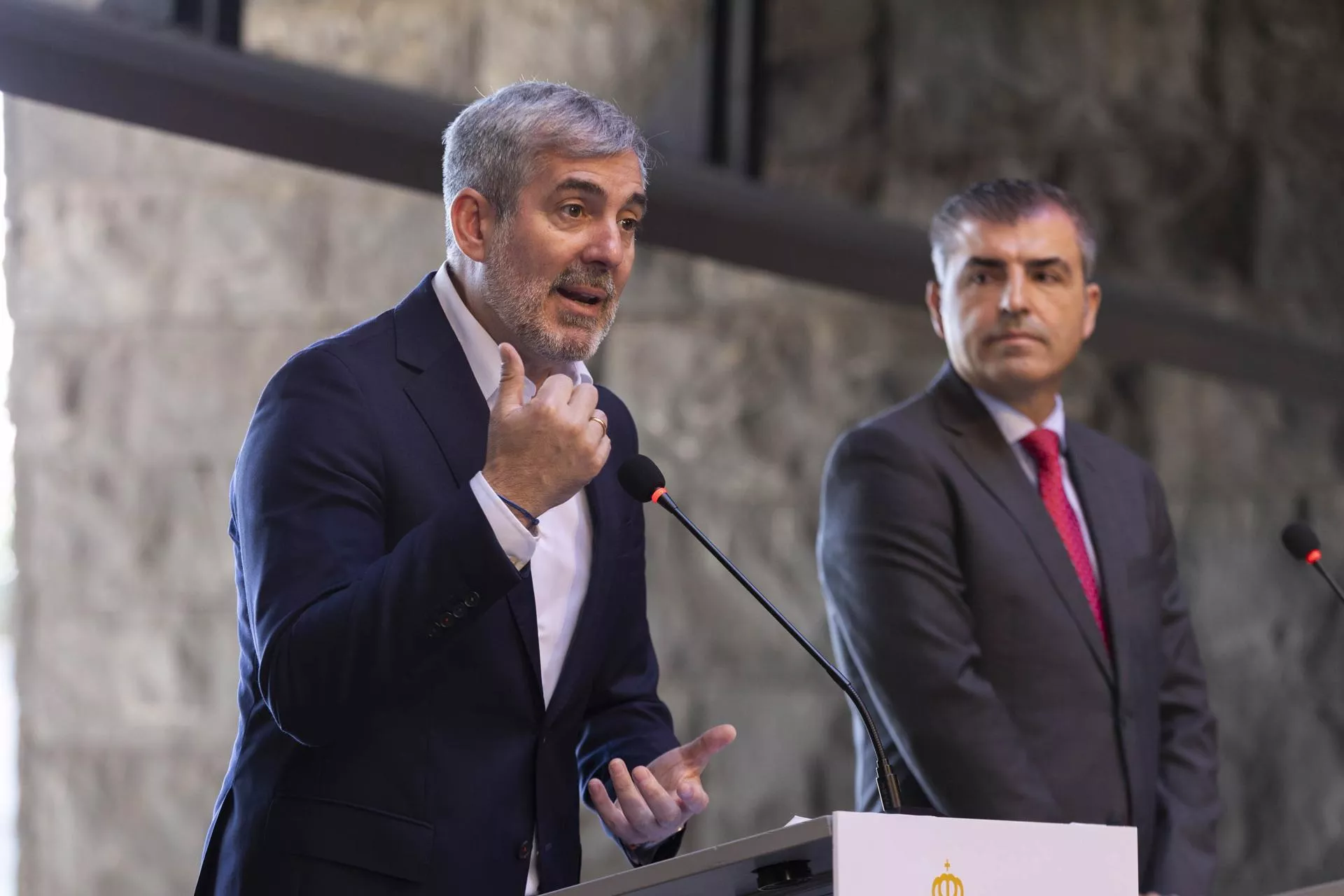 El presidente y vicepresidente de Canarias, Fernando Clavijo (i) y Manuel Domínguez (d), ha hecho balance este miércoles de los primeros cien días de su Gobierno. EFE/MIGUEL BARRETO