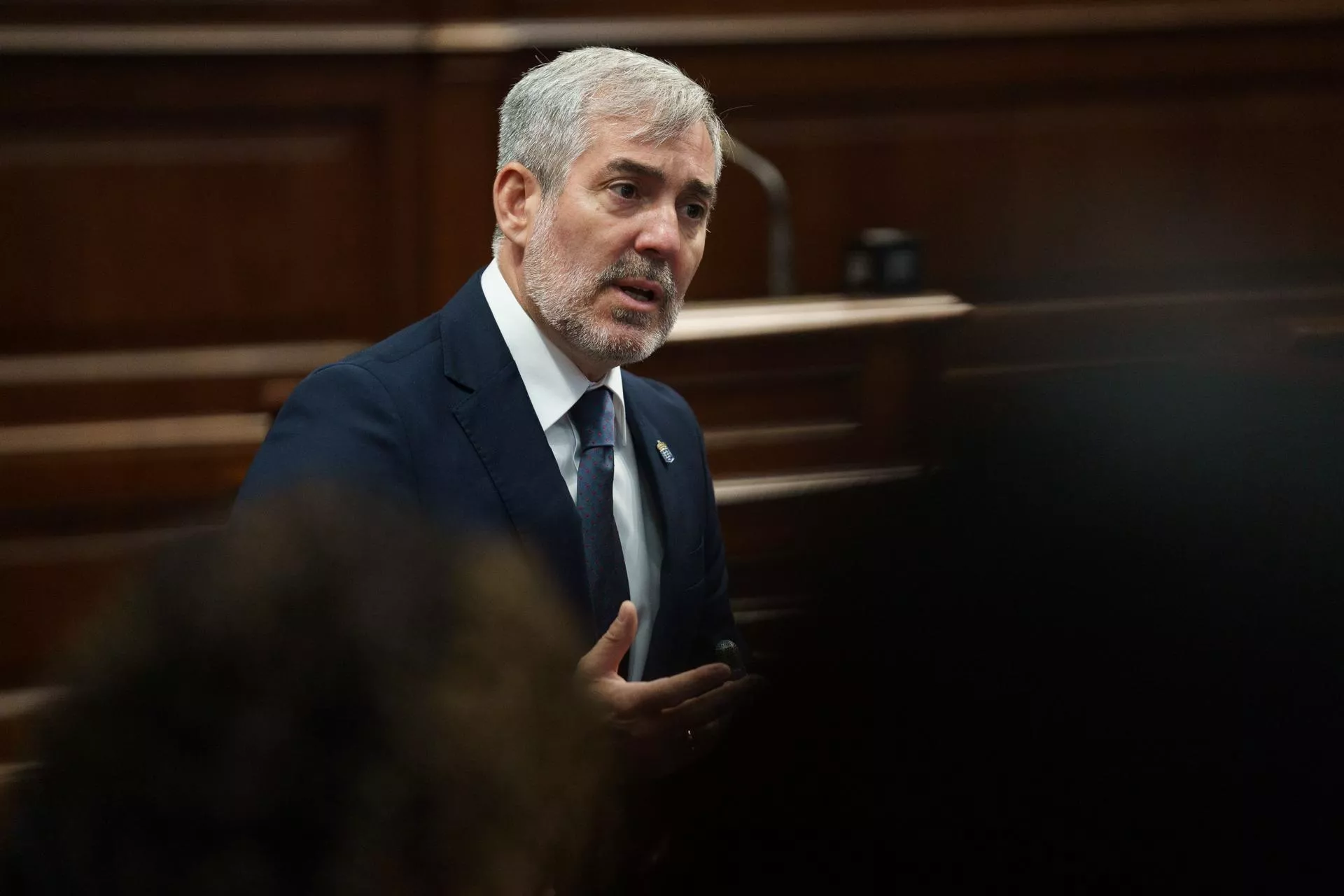 El presidente de Canarias, Fernando Clavijo, responde este miércoles a preguntas de los diputados en la sesión de control al Gobierno del pleno del Parlamento autonómico. EFE/Ramón de la Rocha