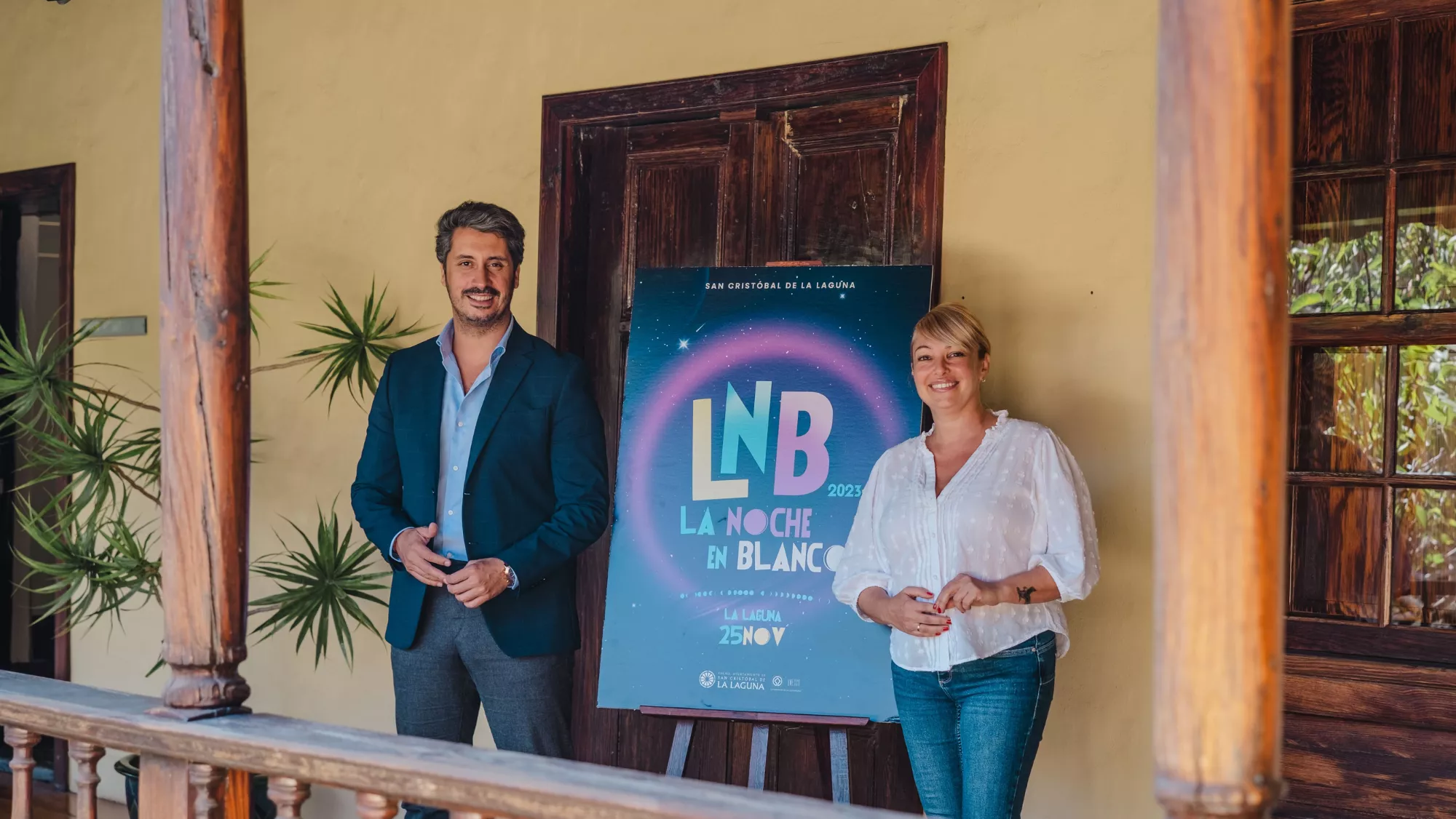 El alcalde de La Laguna, Luis Yeray Gutiérrez, y la concejal de Comercio, Leticia Villegas, presentan el cartel de la Noche en Blanco./ CEDIDA