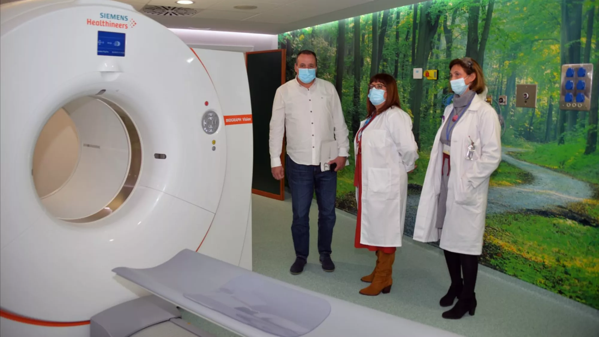 Blas Trujillo, durante su visita al tomógrafo PET/CT instalado en el Hospital Insular y en la que prometió la adquisición de dos ciclotrones para Canarias con el objetivo de realizar pruebas a pacientes con cáncer. / SCS